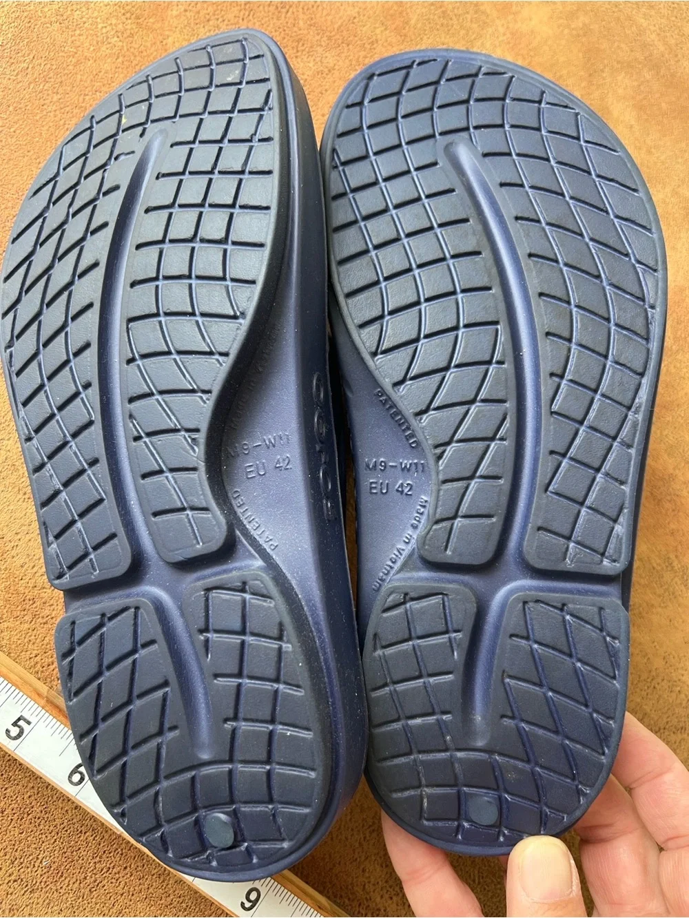 OOFOS Navy Blue Recovery Thong Sandal flip flops. M 9 W 11 eur 42